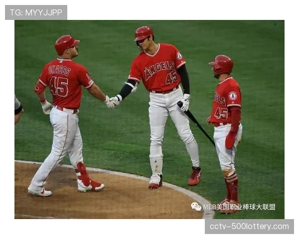 致敬传奇,比赛第六分钟全场球迷为比尔霍夫鼓掌。 致敬传奇,比赛第六分钟全场球迷为比尔霍夫鼓掌。